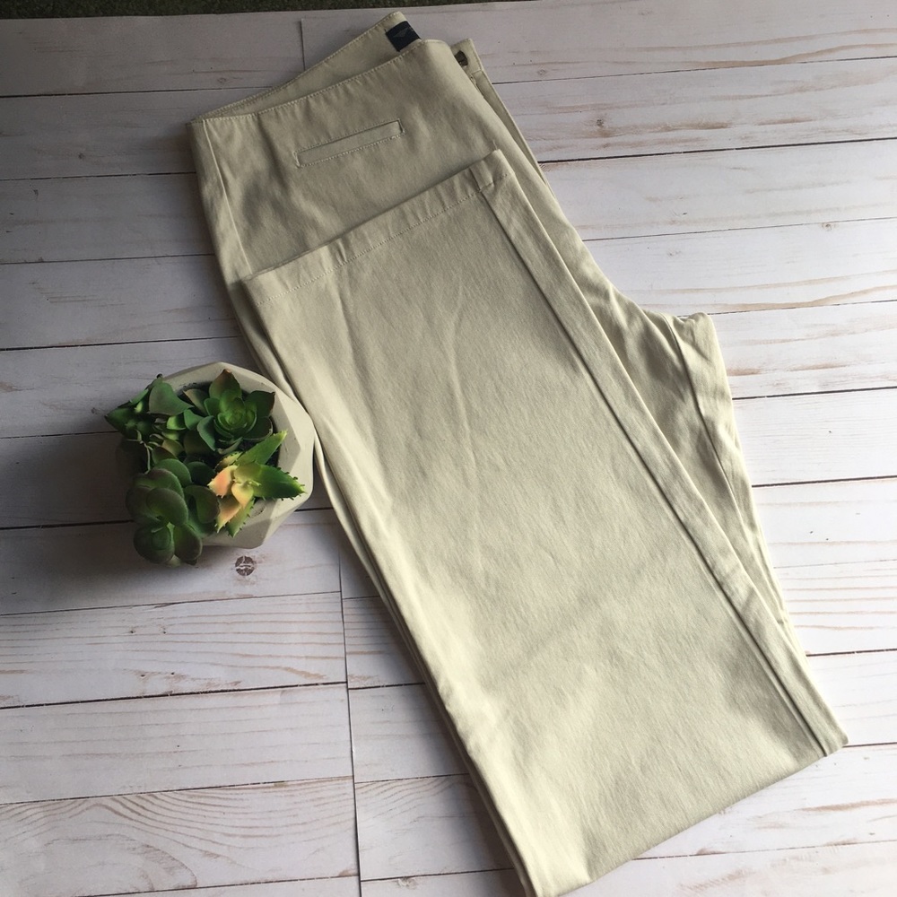 NWT Flat Front Dockers Khaki Pants - Size 10L